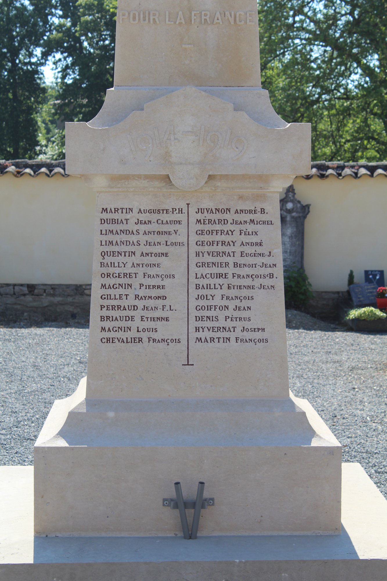 Vue rapprochée des noms gravés sur le monument aux morts de Messimy-sur-Saône.