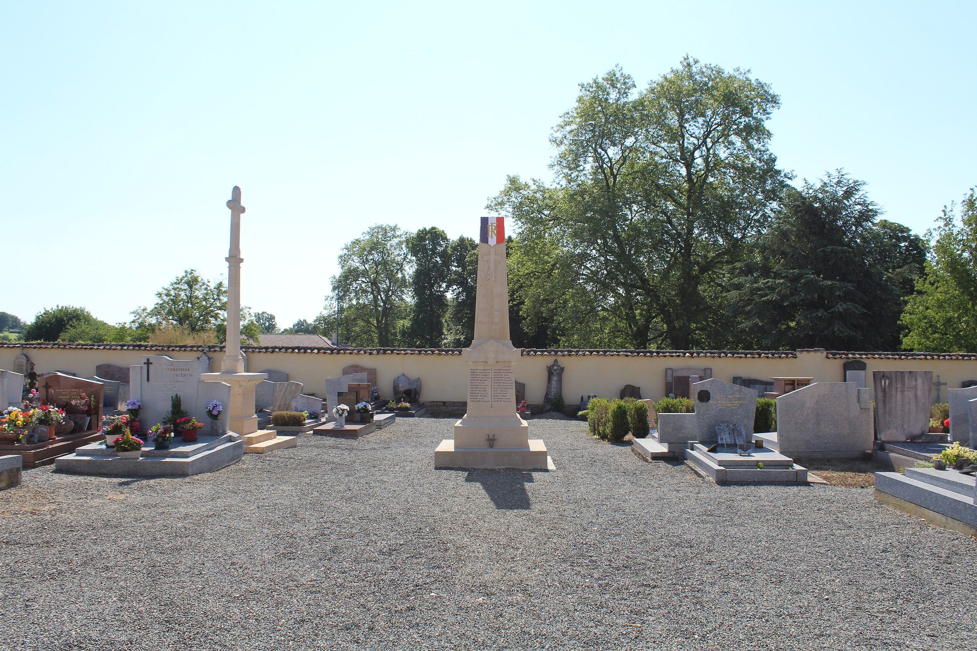 Monument aux morts de Messimy-sur-Saône dans le cimetière communal.