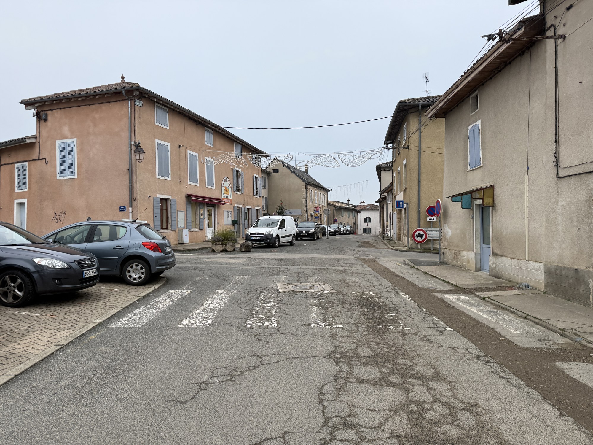 Vue de la rue du Bourg dans le centre de Messimy-sur-Saône.