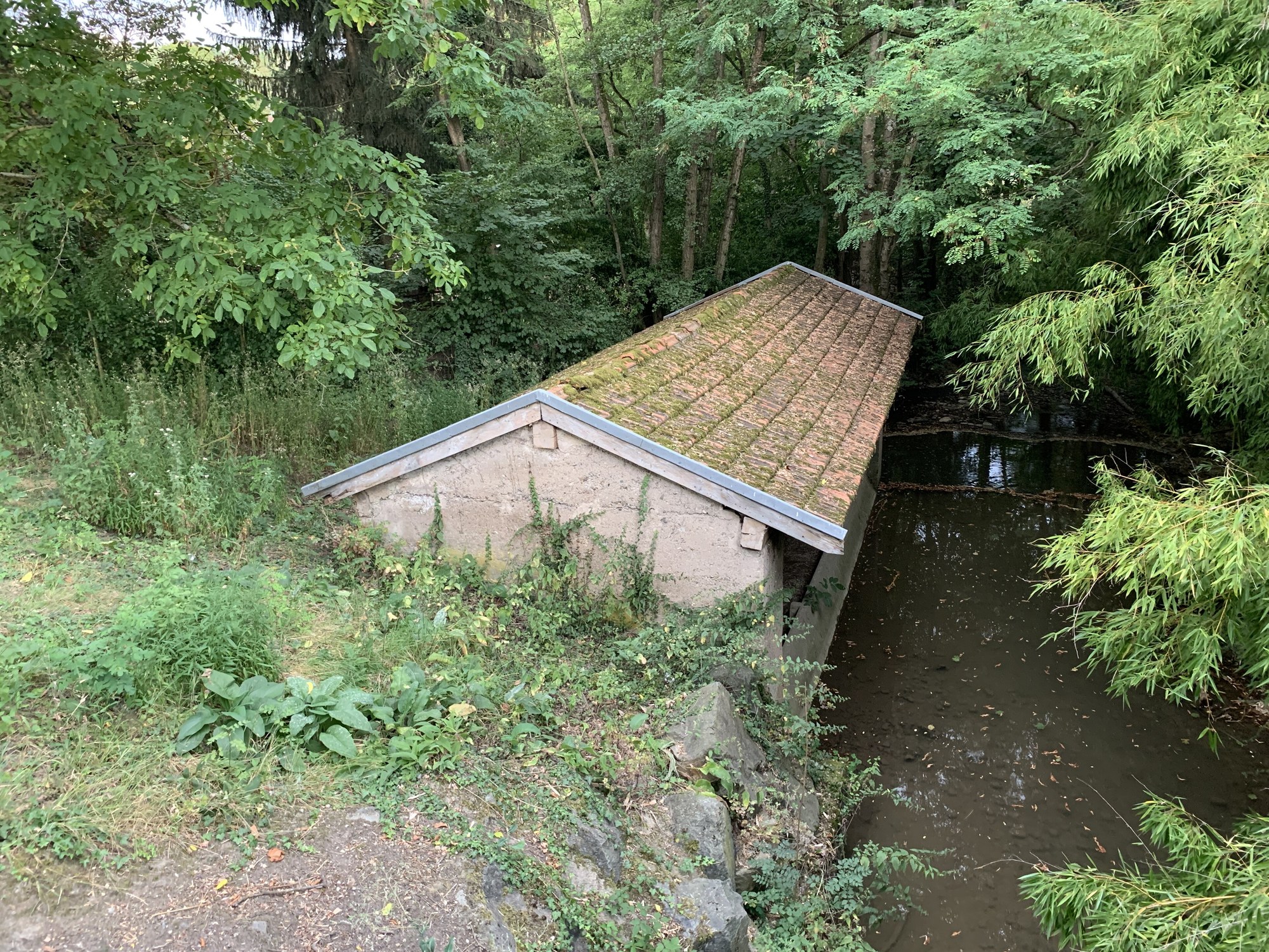 L’ancien lavoir de Messimy-sur-Saône installé au bord de la Mâtre.